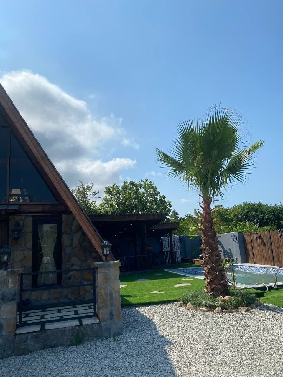 اجاره کلبه سوئیسی سرپوشیده آبگرم در دریا پشته رامسر