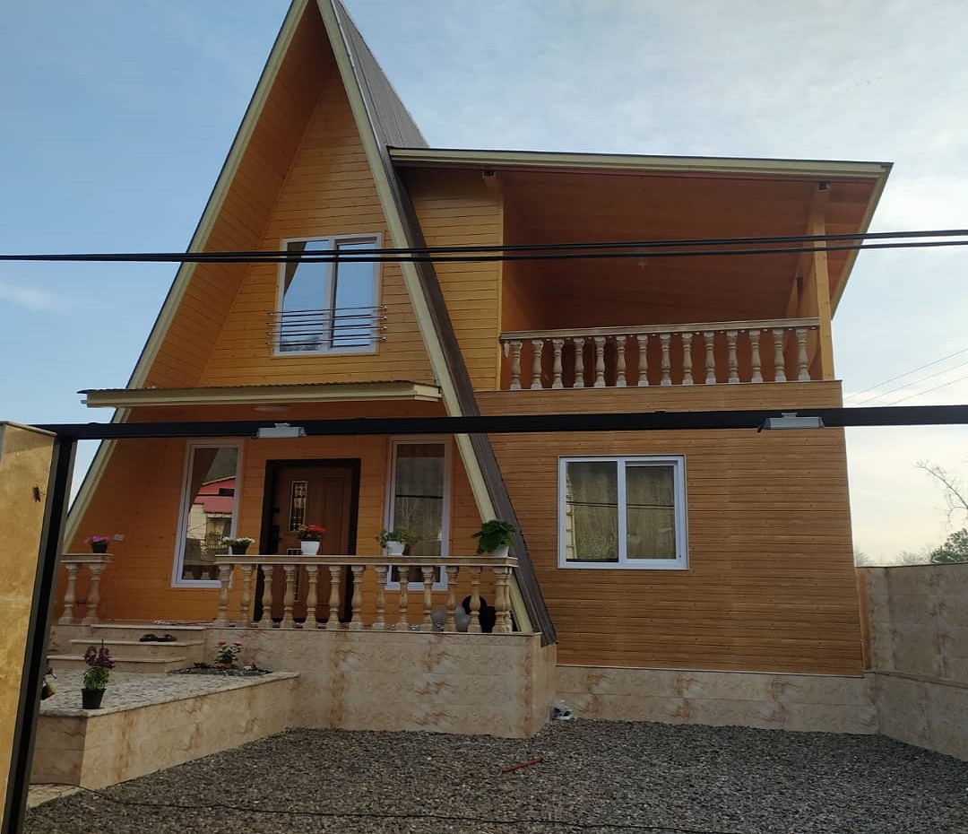 اجاره کلبه سوئیسی جنگلی استخر آب گرم سرپوشیده در پیرهرات- نزدیک به دریا