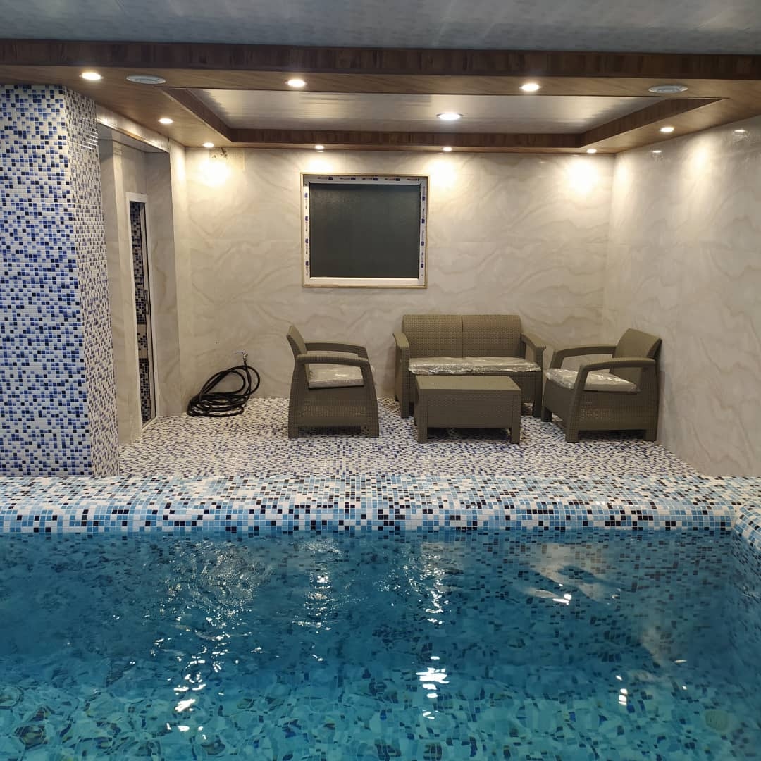 اجاره کلبه سوئیسی جنگلی استخر آب گرم سرپوشیده در پیرهرات- نزدیک به دریا