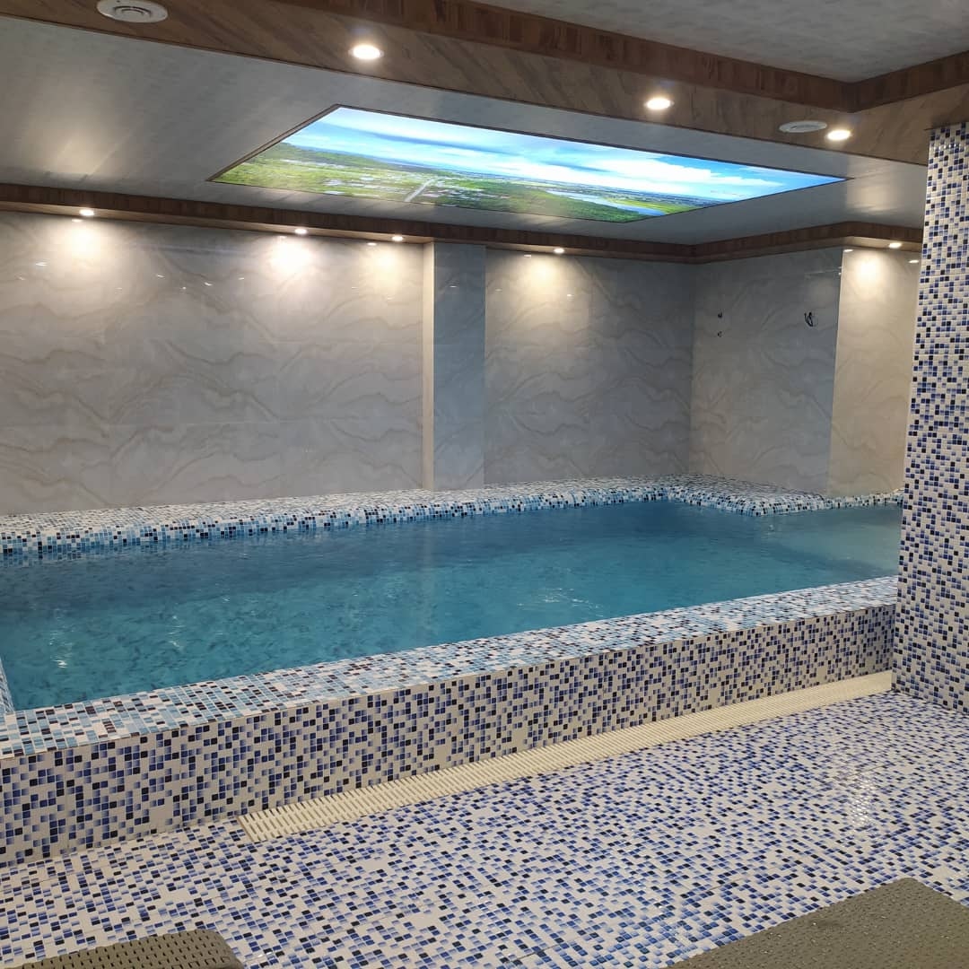 اجاره کلبه سوئیسی جنگلی استخر آب گرم سرپوشیده در پیرهرات- نزدیک به دریا