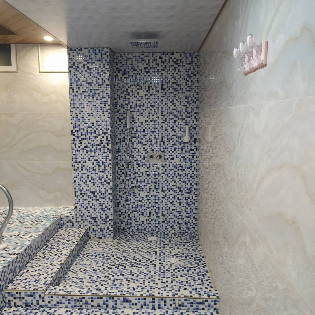 اجاره کلبه سوئیسی جنگلی استخر آب گرم سرپوشیده در پیرهرات- نزدیک به دریا