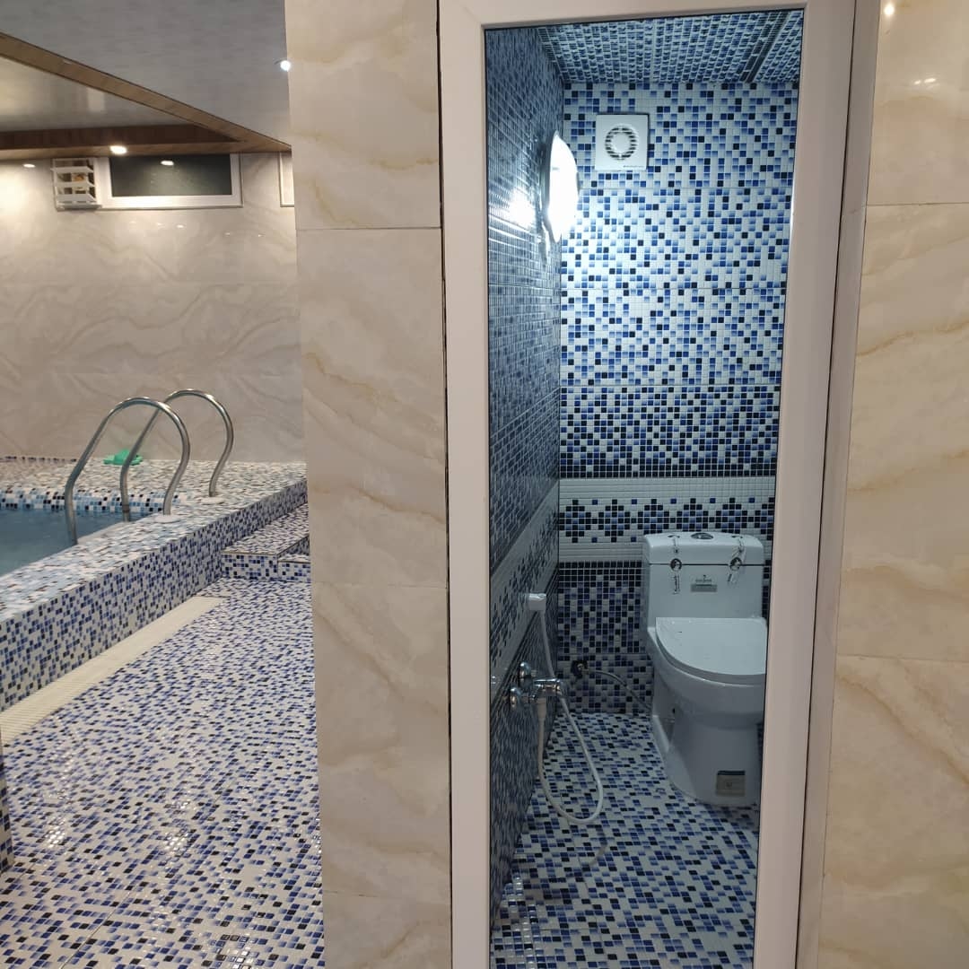 اجاره کلبه سوئیسی جنگلی استخر آب گرم سرپوشیده در پیرهرات- نزدیک به دریا