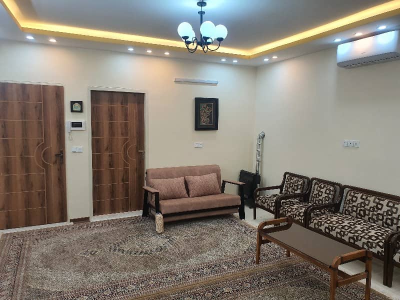 اجاره آپارتمان تکخواب در صفائیه یزد سالن و ورودی اتاق