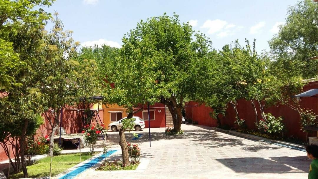 اجاره ویلا استخردار کنار رودخانه در اردل باغ بهادران