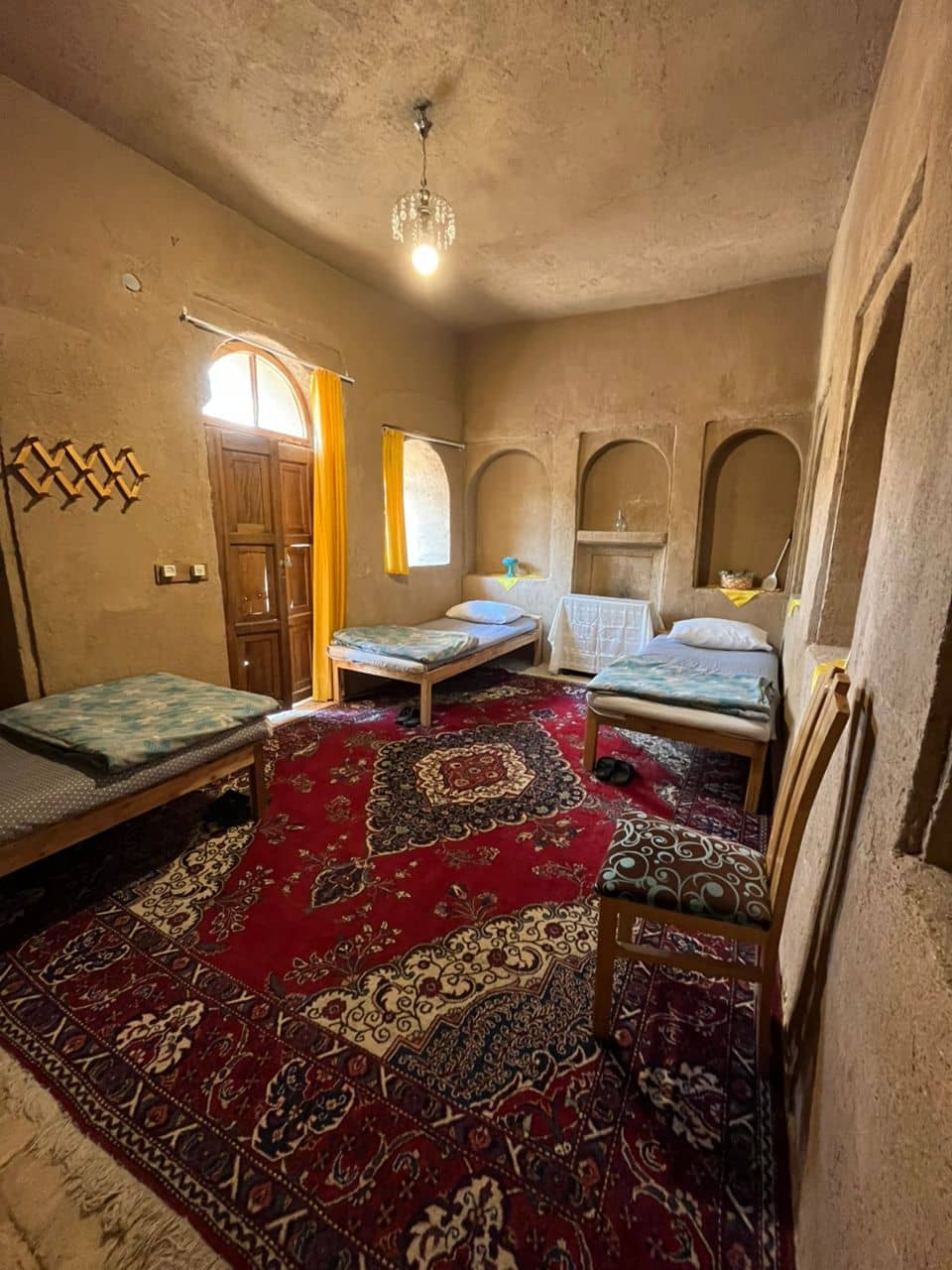 اجاره بوم گردی سنتی در آباده_اتاق سه تخته مستردار
