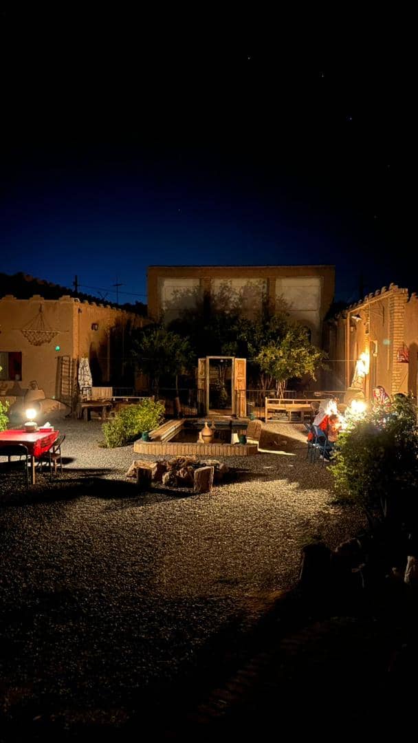 اجاره بوم گردی سنتی در آباده_اتاق سه تخته مستردار