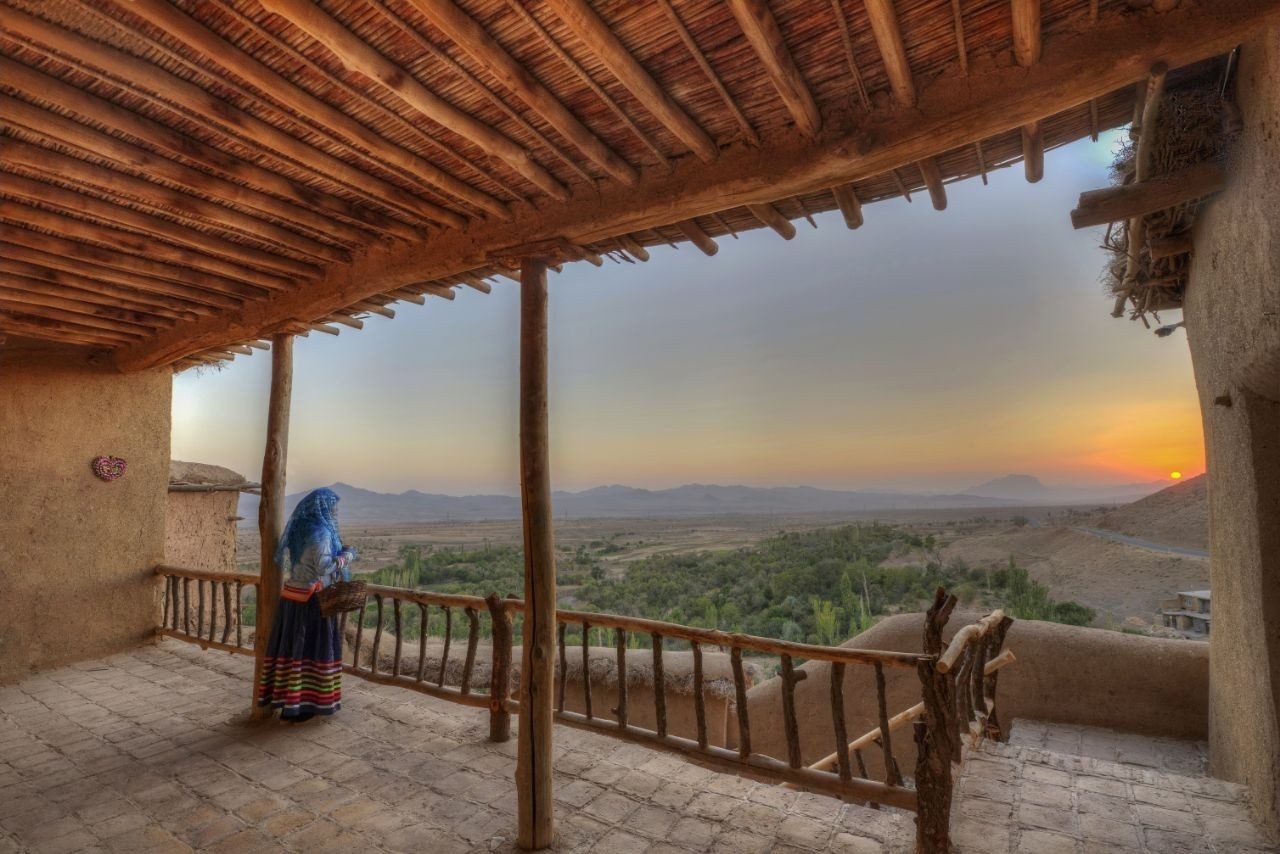 اجاره اتاق دست کند سنتی در ایور کاشمر - ریوش