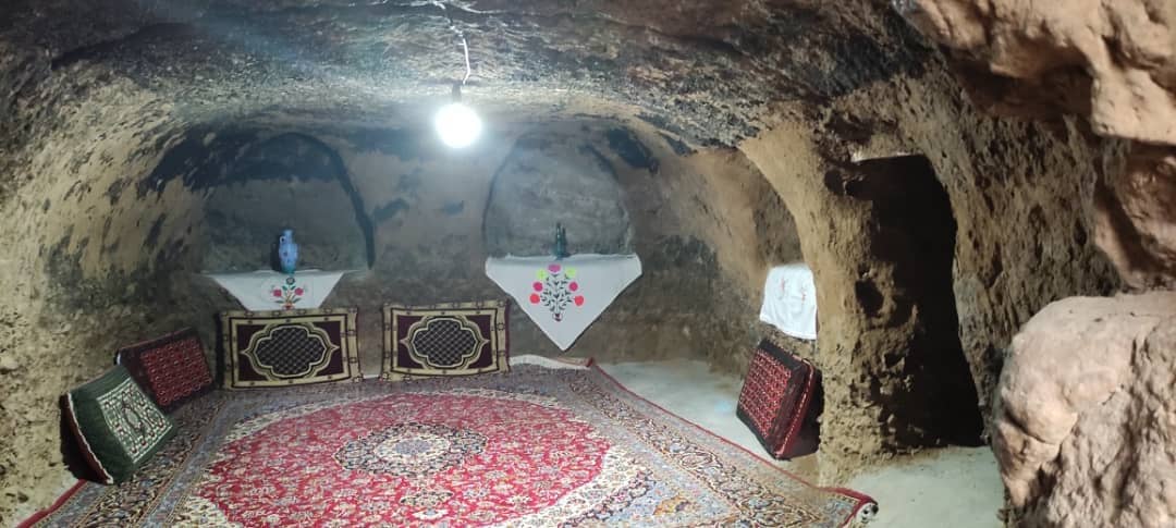 اجاره اتاق دست کند سنتی در ایور کاشمر - ریوش