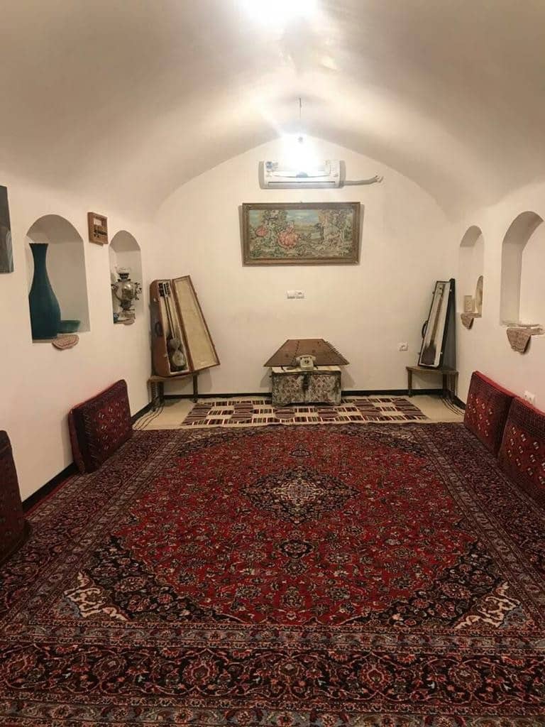 اجاره اتاق سنتی در بیابانک سرخه - موسیقی