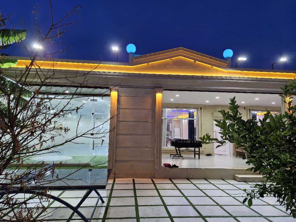 ویلا با استخر سرپوشیده چهارفصل در مهرشهر دزفول نما و حیاط