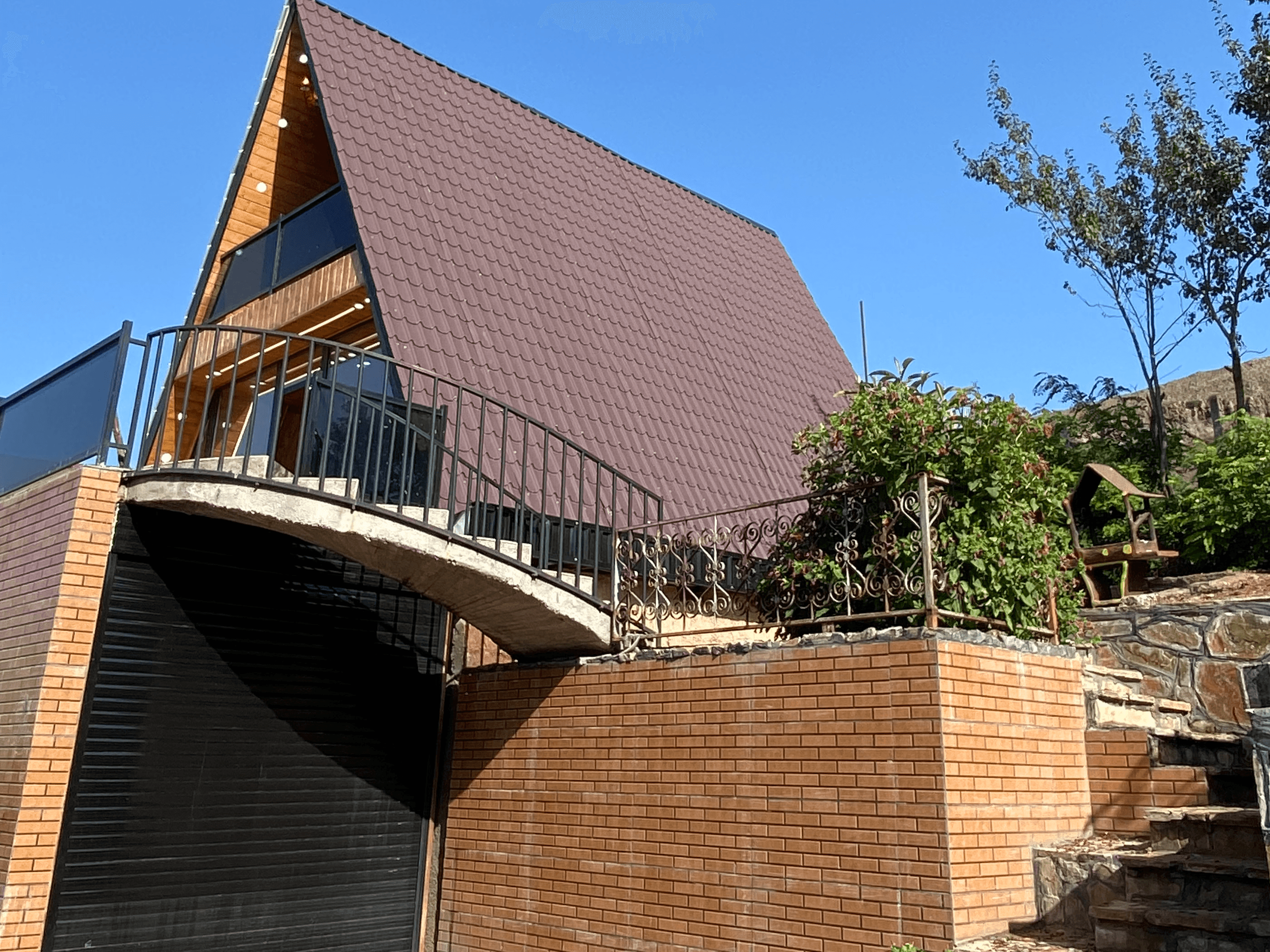 کلبه سوئیسی دوبلکس در ییلاقات روستا نوده بره سر نما کلبه