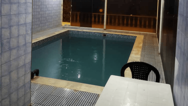 ویلا با استخر سرپوشیده دو خوابه در قلات شیراز