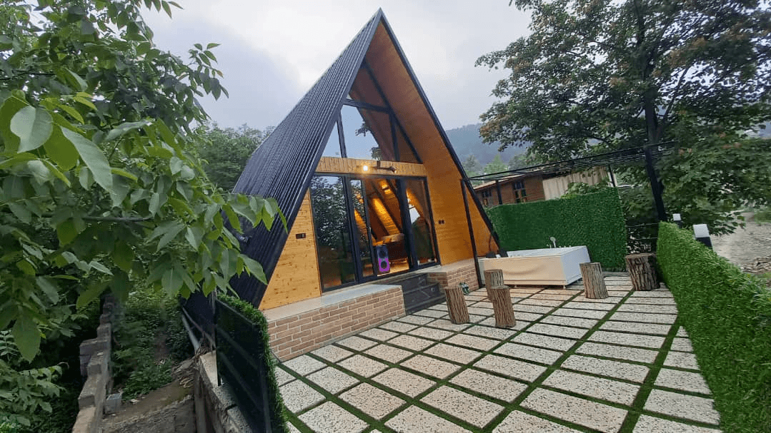 کلبه سوئیسی جکوزی دار در روستای رئیسکلا - لفور نما