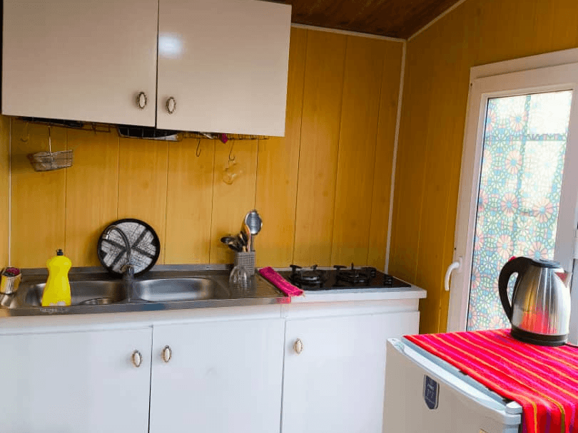 اجاره کلبه چوبی جنگلی در سوخته کوه لاهیجان - بیدمجنون نما کلبه چوبی