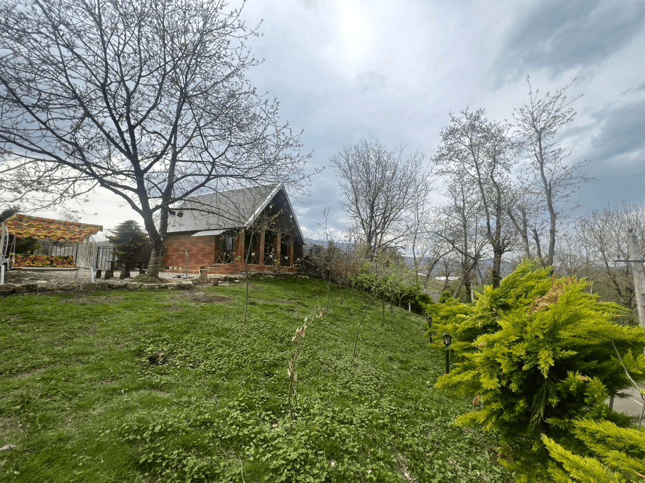 اجاره کلبه سوئیسی جکوزی دار در روستا پنگاپشت شاندرمن ماسال  نما کلبه سوئیسی