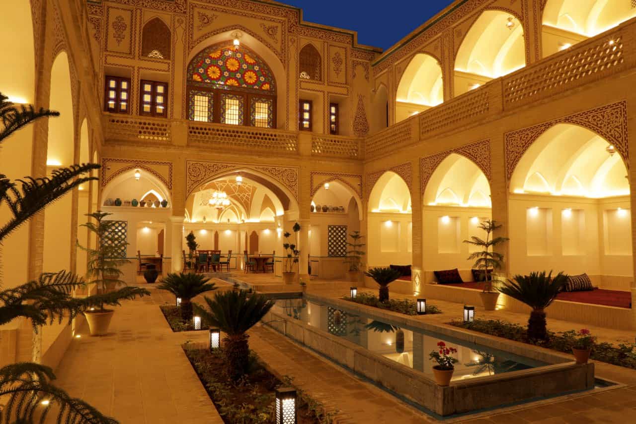اقامتگاه سنتی در خیابان فاضل نراقی کاشان - 108 سوئیت خانواده محوطه اتاق