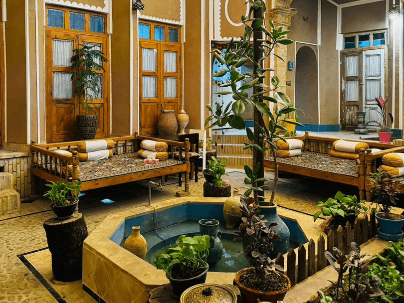 اجاره اقامتگاه سنتی در یزد - سنتی محوطه