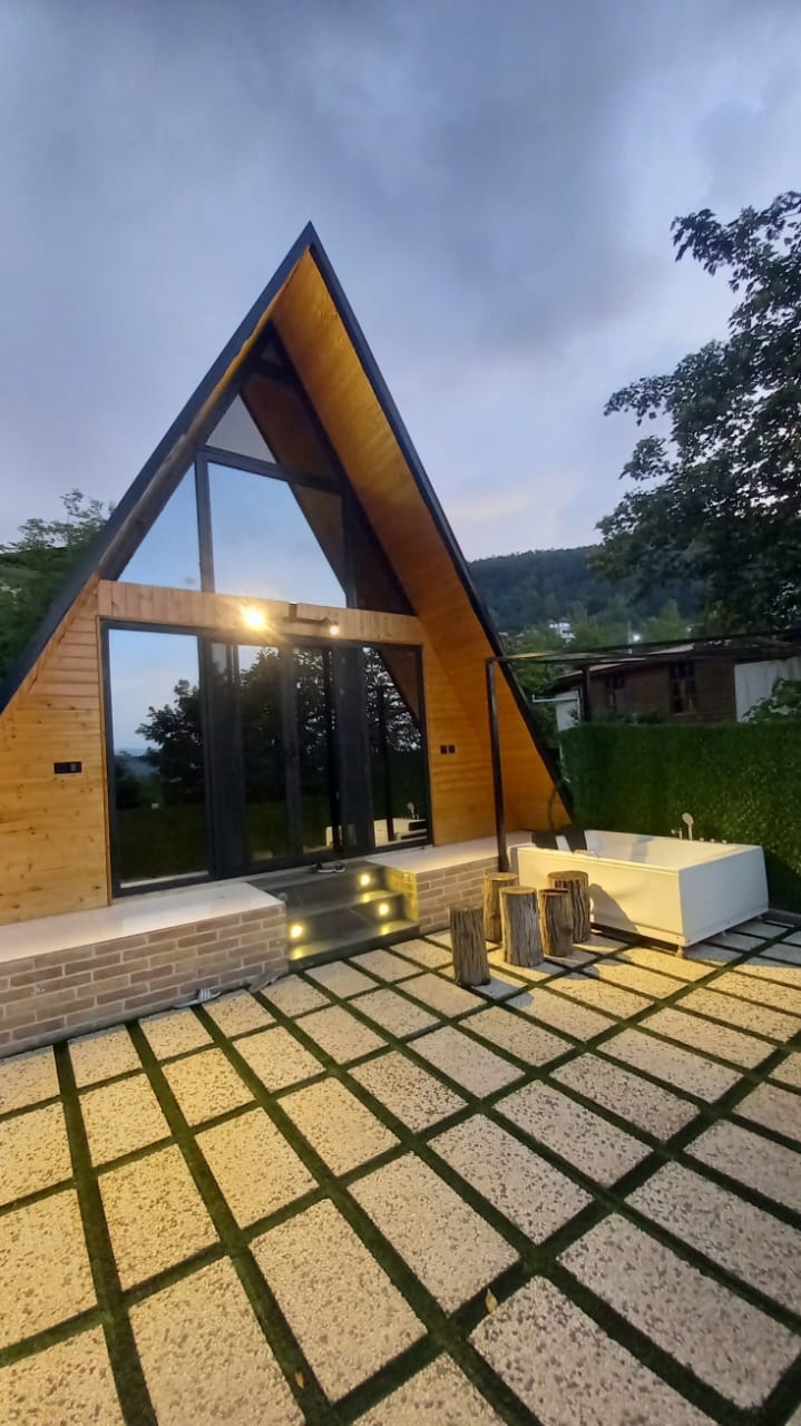 کلبه سوئیسی جکوزی دار در روستای رئیسکلا - لفور نما