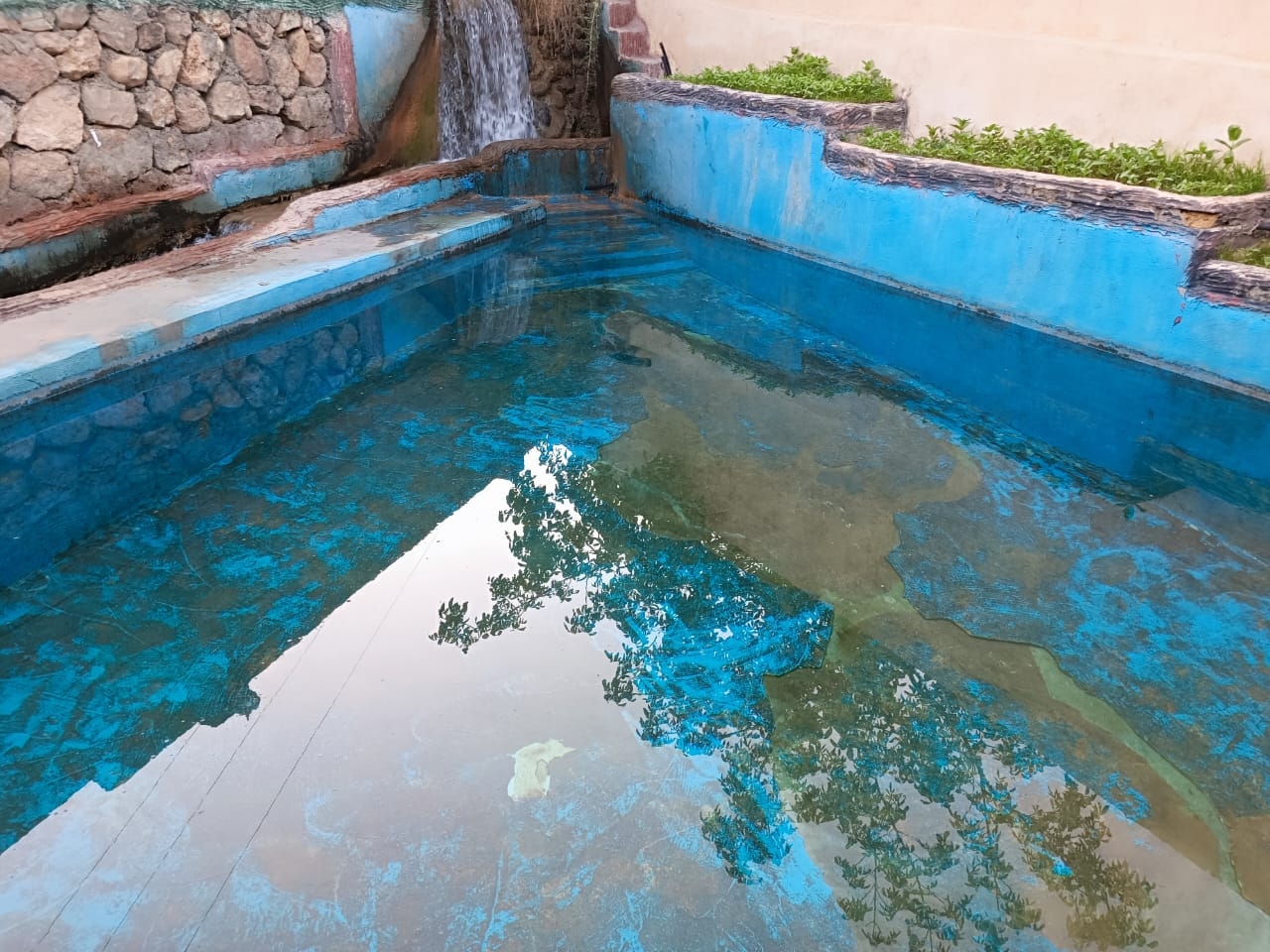 اجاره ویلا باغ استخرروباز در روستا اشکفت سپیدان - سوئیت  داخل سوئیت