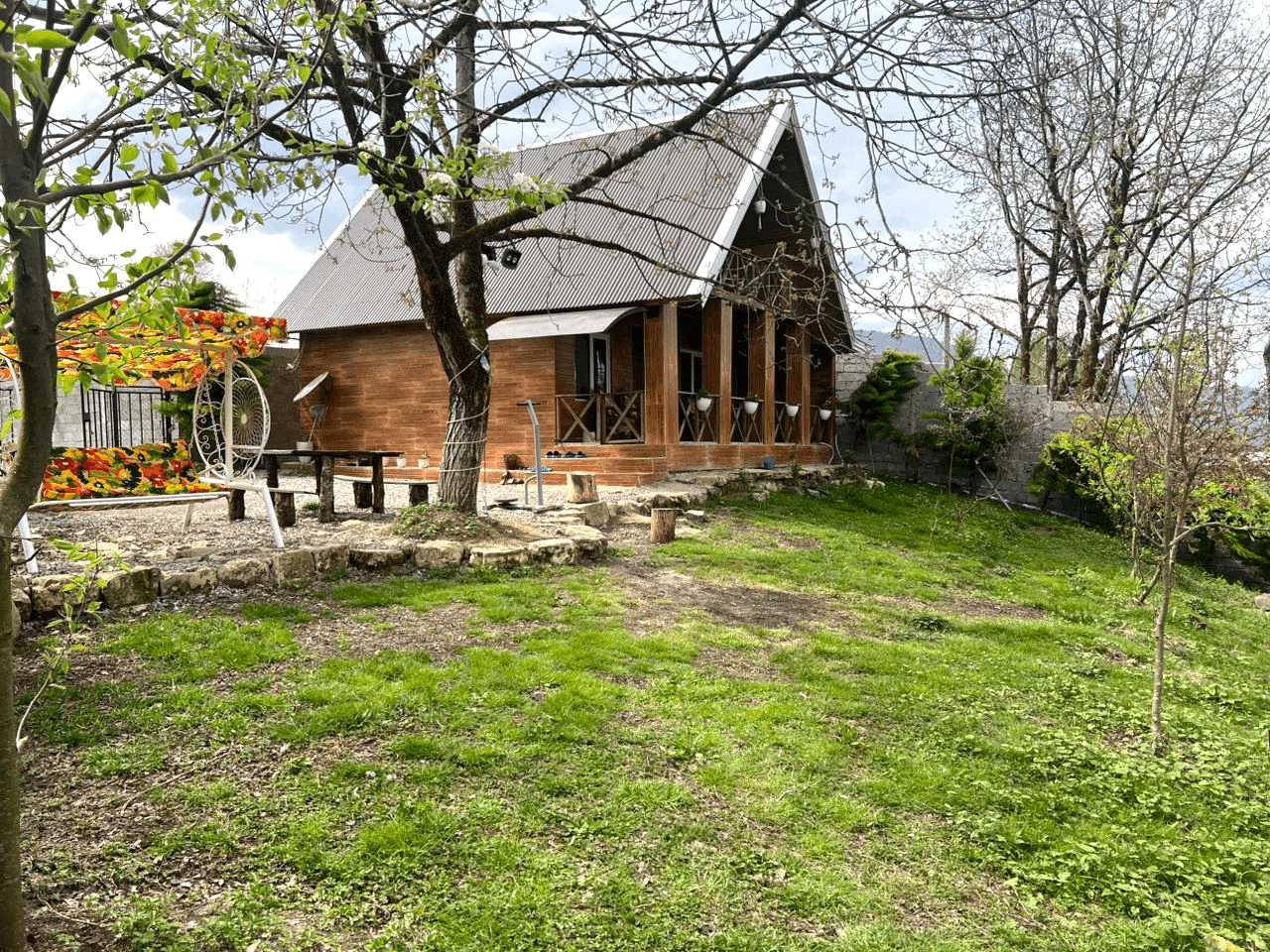 اجاره کلبه سوئیسی جکوزی دار در روستا پنگاپشت شاندرمن ماسال  نما کلبه سوئیسی