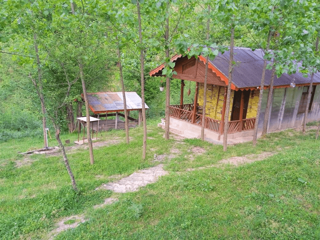 اجاره کلبه چوبی جنگلی در روستا دران شاندرمن - ماسال  نما کلبه چوبی