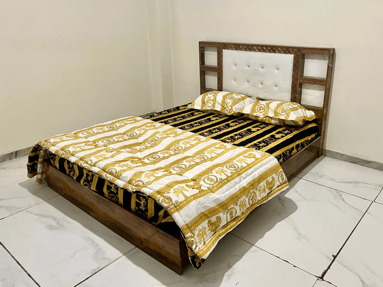 اجاره منزل دوخواب در خیابان کاشانی تهران - طبقه سوم  سالن