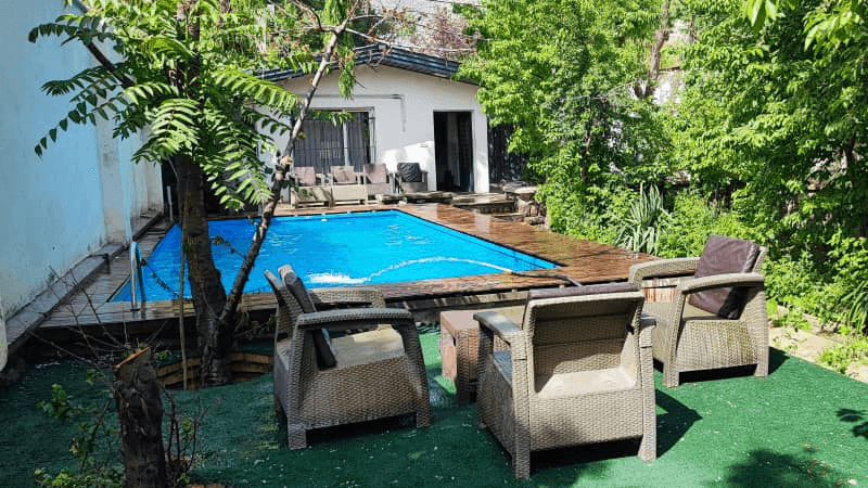 ویلا یکخوابه با استخر روباز آبگرم در لواسان استخر روباز آب گرم