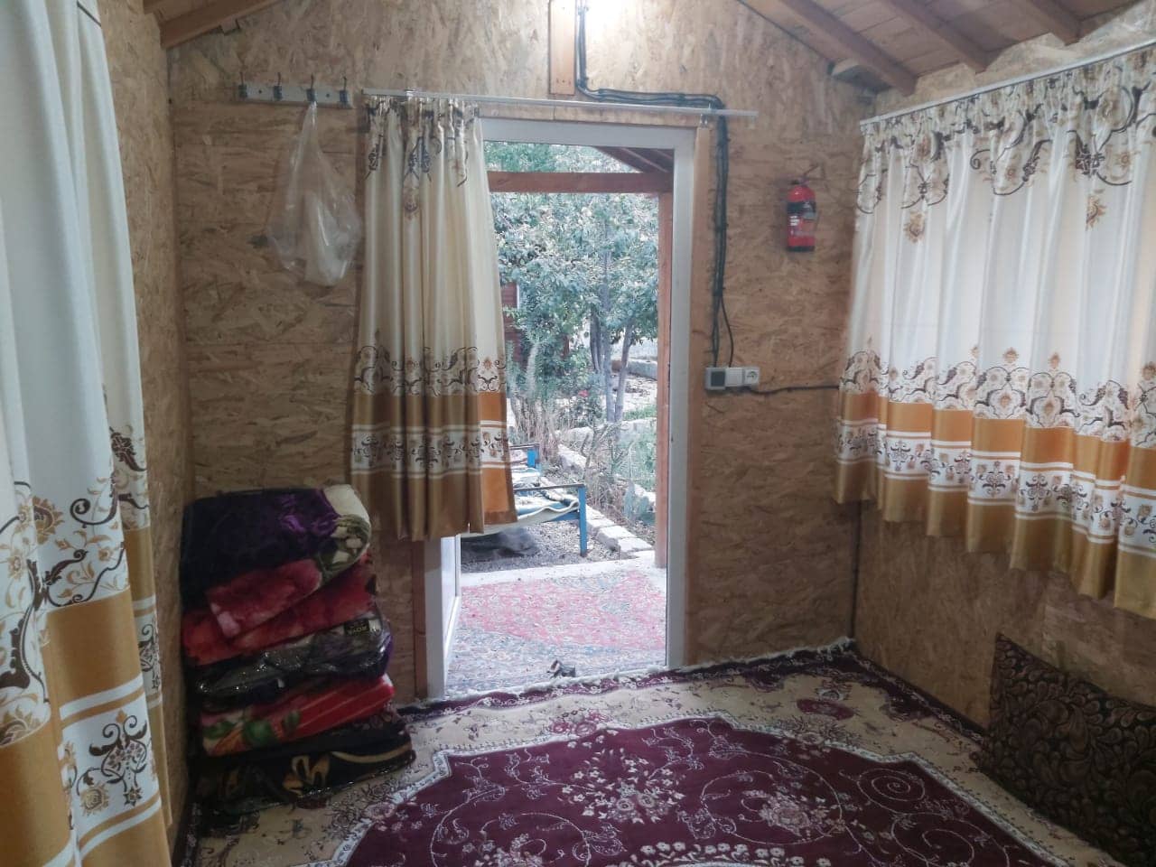 اجاره کلبه چوبی در کاخ اردشیر بابکان فیروزآباد