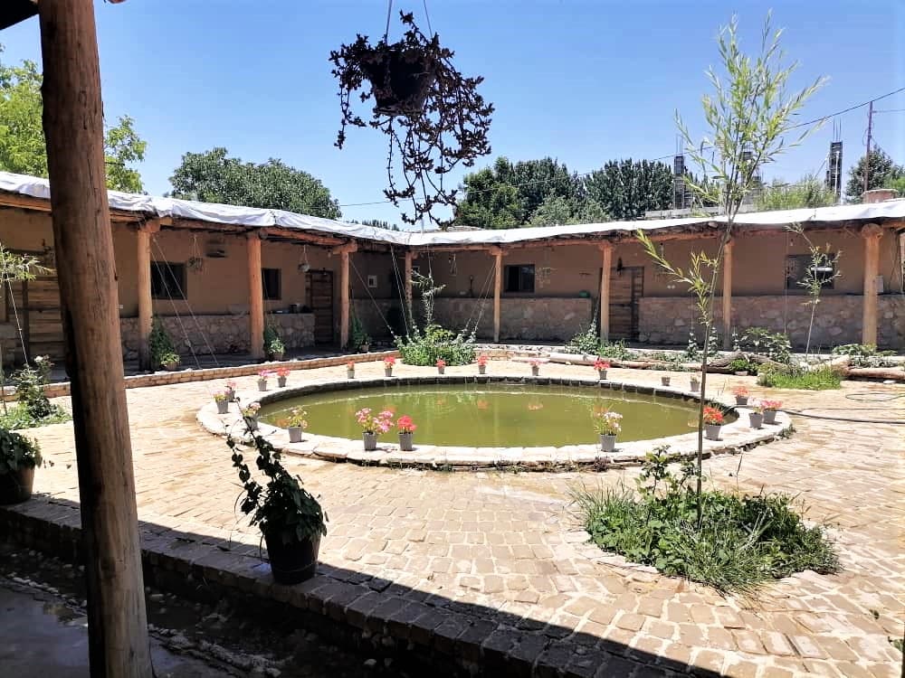 اجاره خانه روستایی در سربست سپیدان - 120 متری دوخوابه همکف