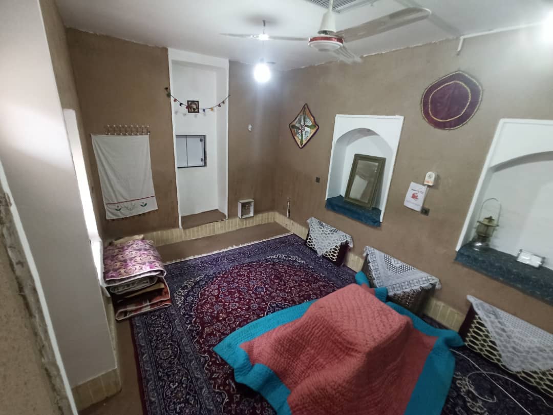 اجاره خانه سنتی در بهشتی ورزنه - اتاق شاه نشین -20 متری