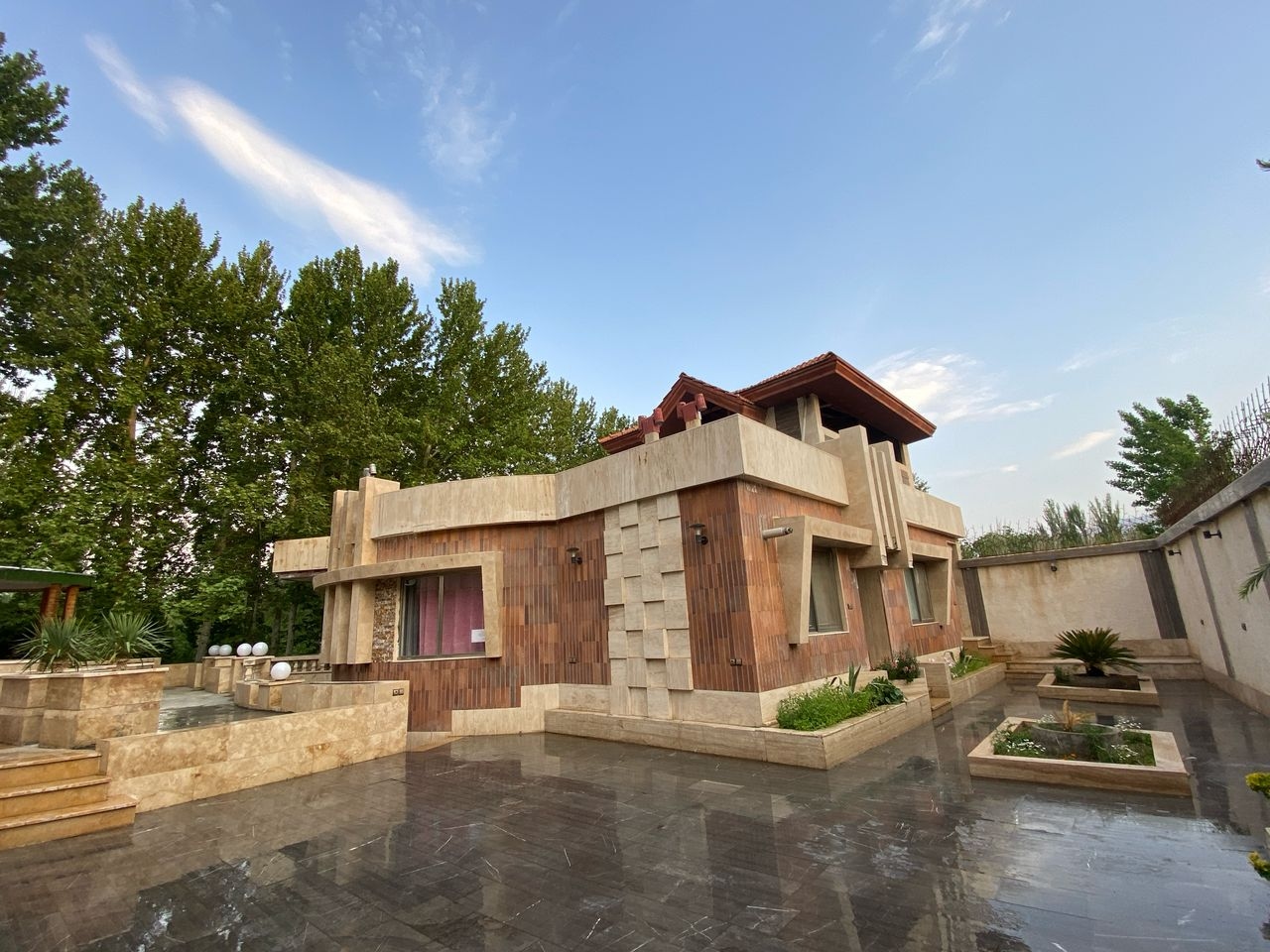 اجاره ویلا باغ با استخر سرپوشیده آبگرم در باغبهادران - نزدیک رودخانه