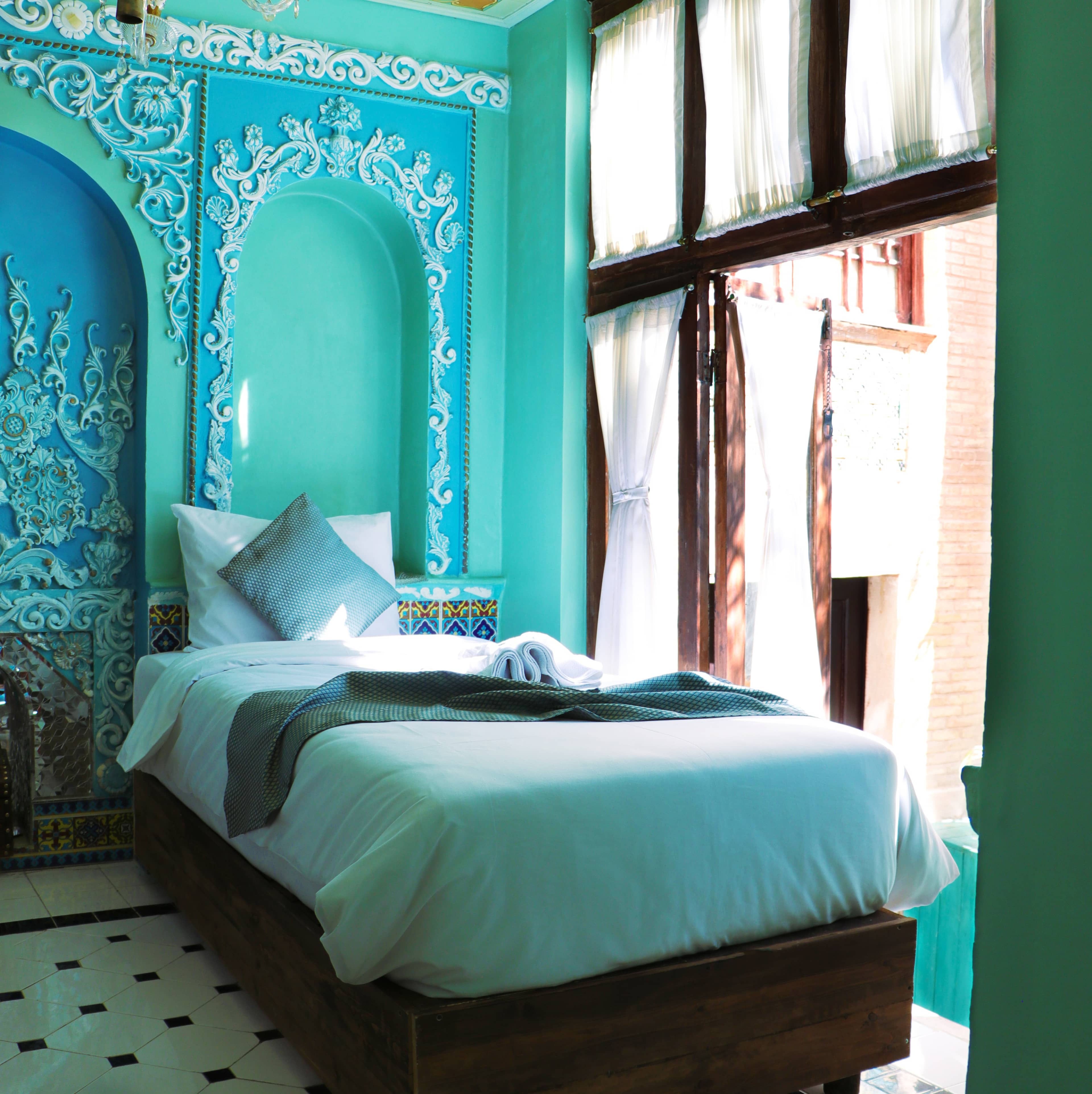 اجاره اتاق سنتی در 9 دی شیراز - گوشواره راست