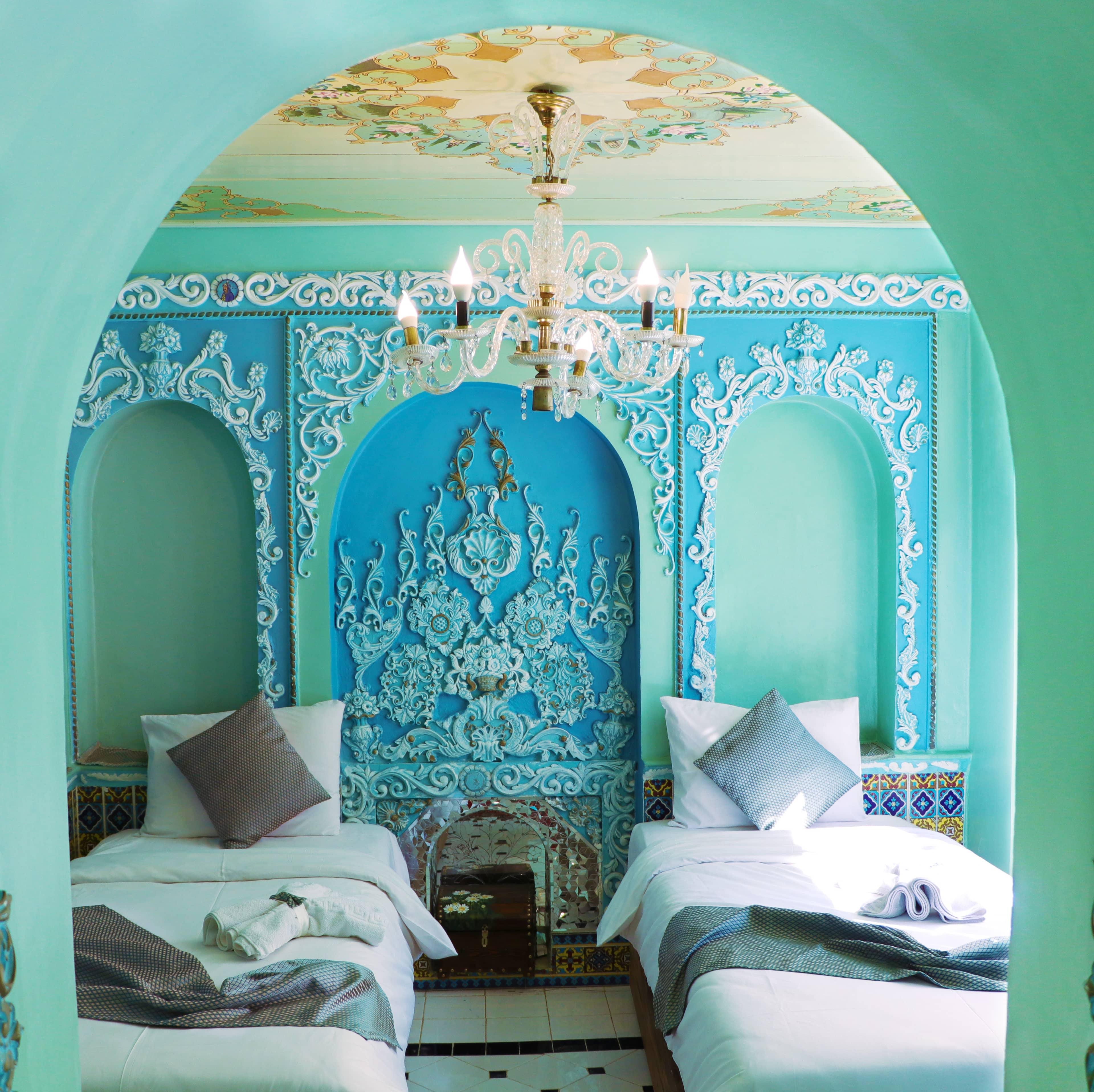 اجاره اتاق سنتی در 9 دی شیراز - گوشواره راست