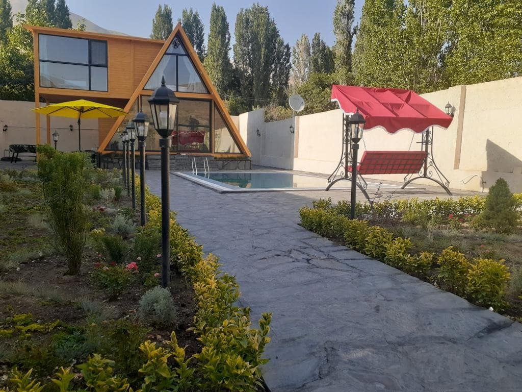 نمای کلبه و حیاط