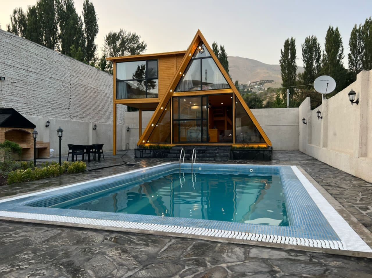 نمایی از کلبه و استخر