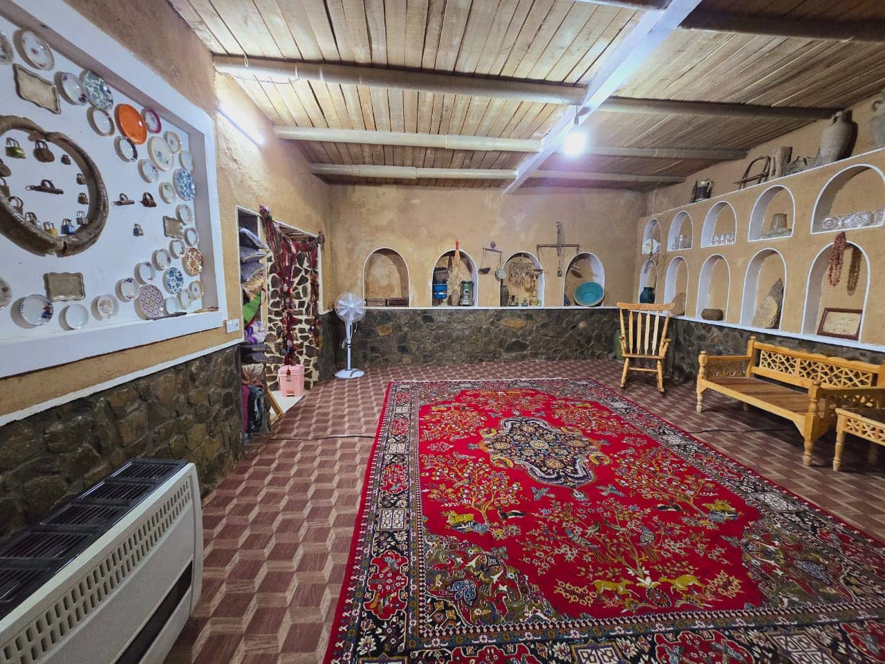 اجاره بومگردی سنتی در برزک - وی آی پی