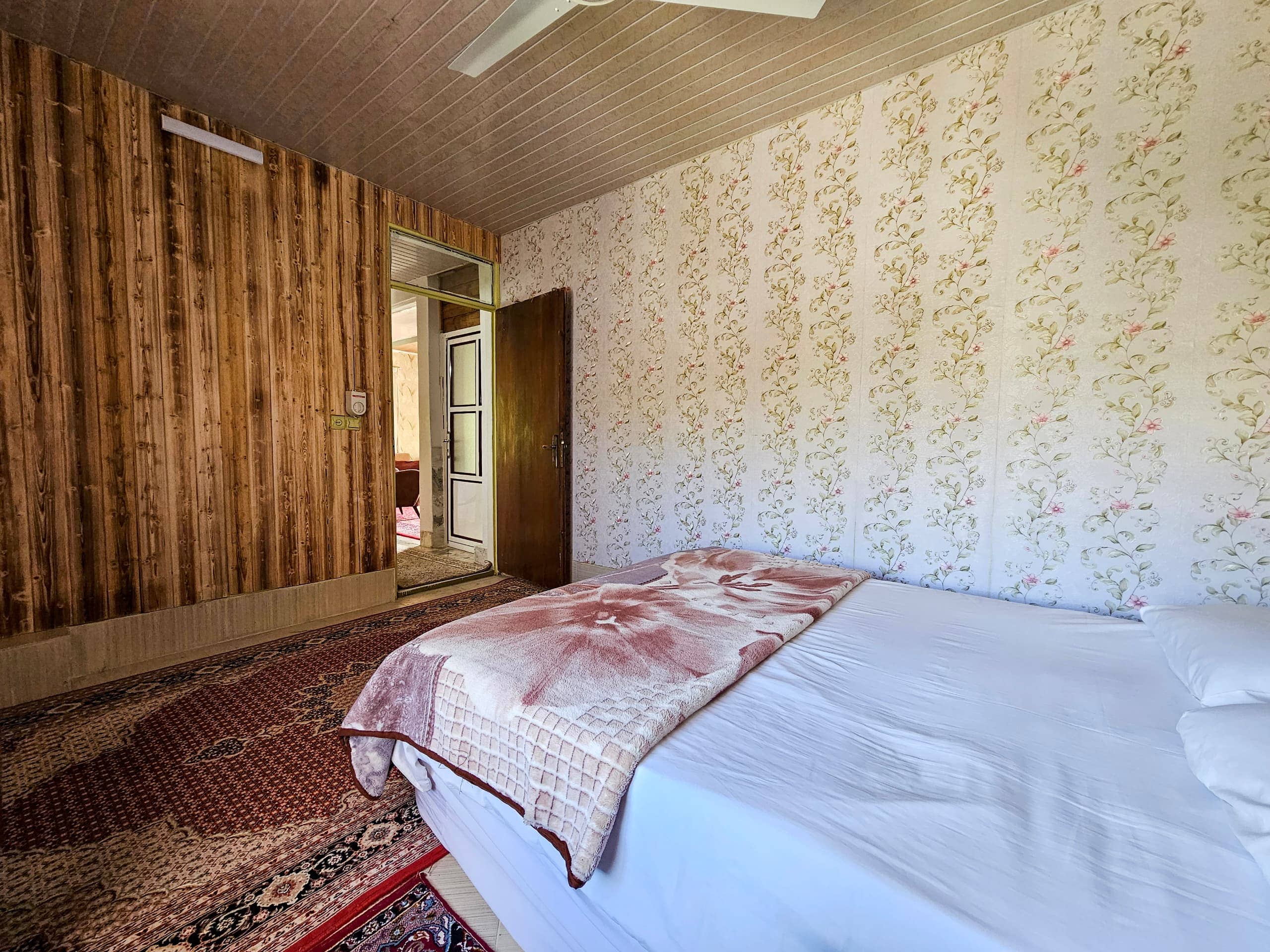 اجاره ویلا جنگلی در روستای جمشیدآباد زیر آب - 300 نارون