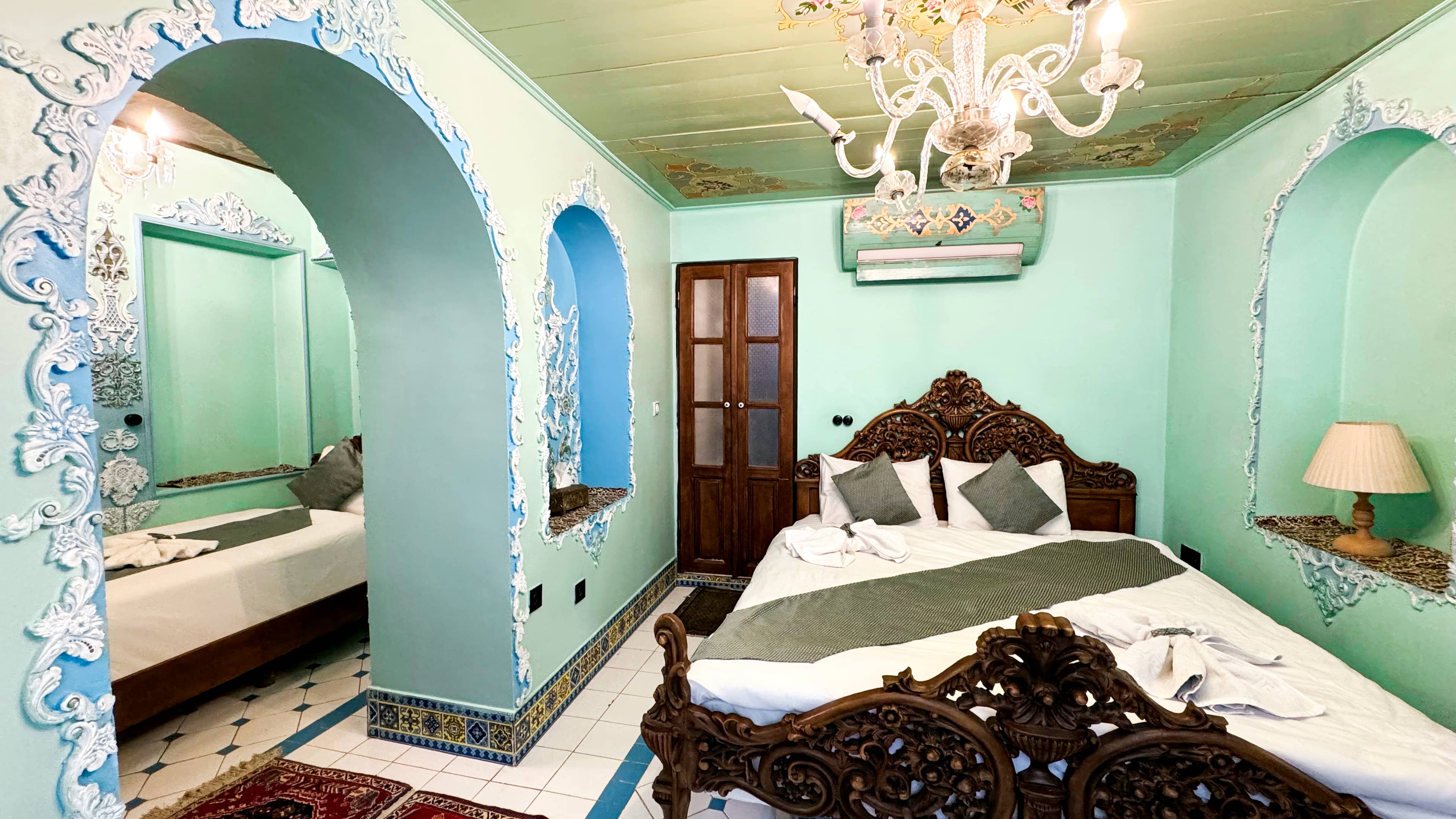 اجاره اتاق سنتی در 9 دی شیراز - گوشواره چپ