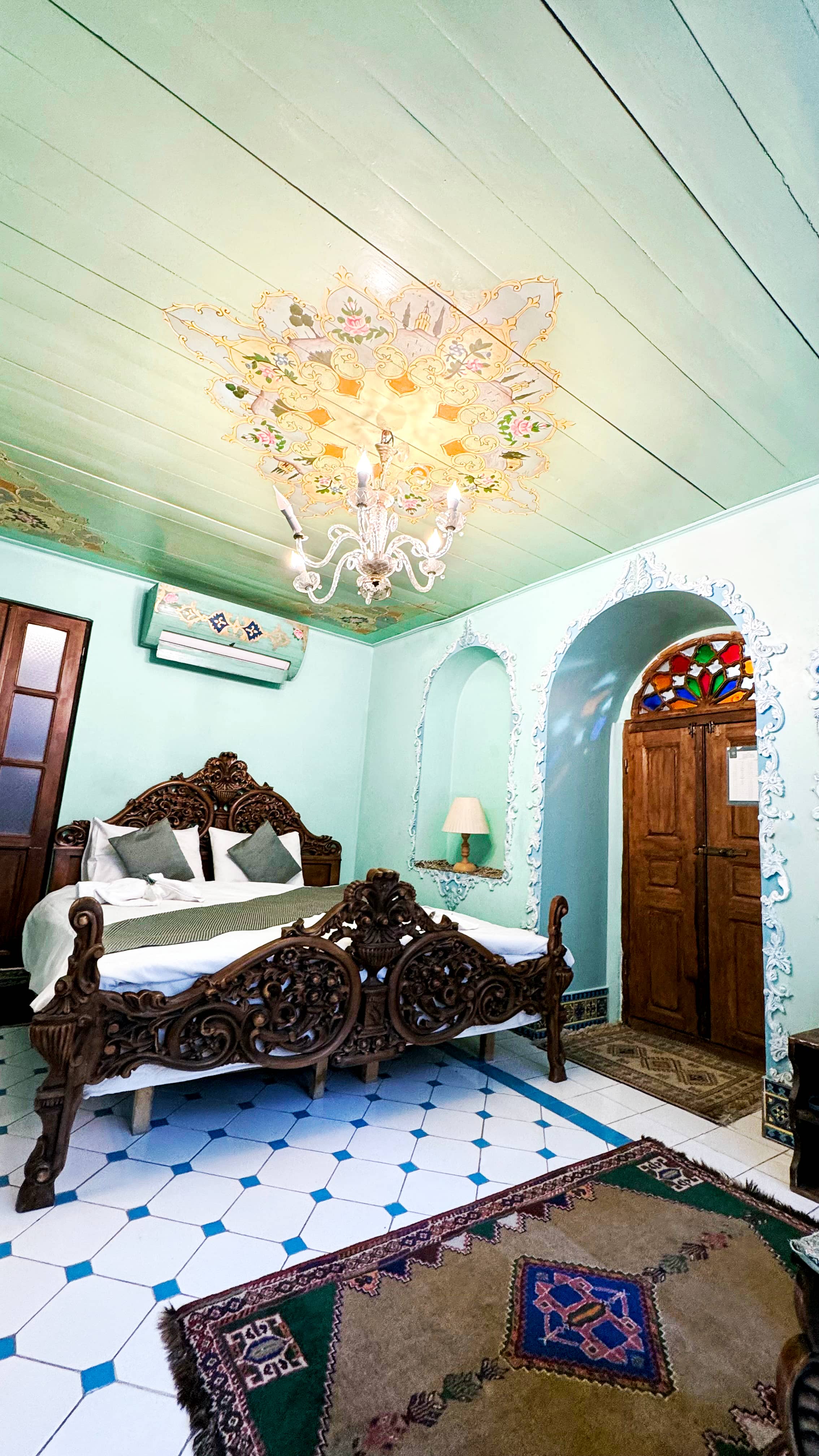 اجاره اتاق سنتی در 9 دی شیراز - گوشواره چپ