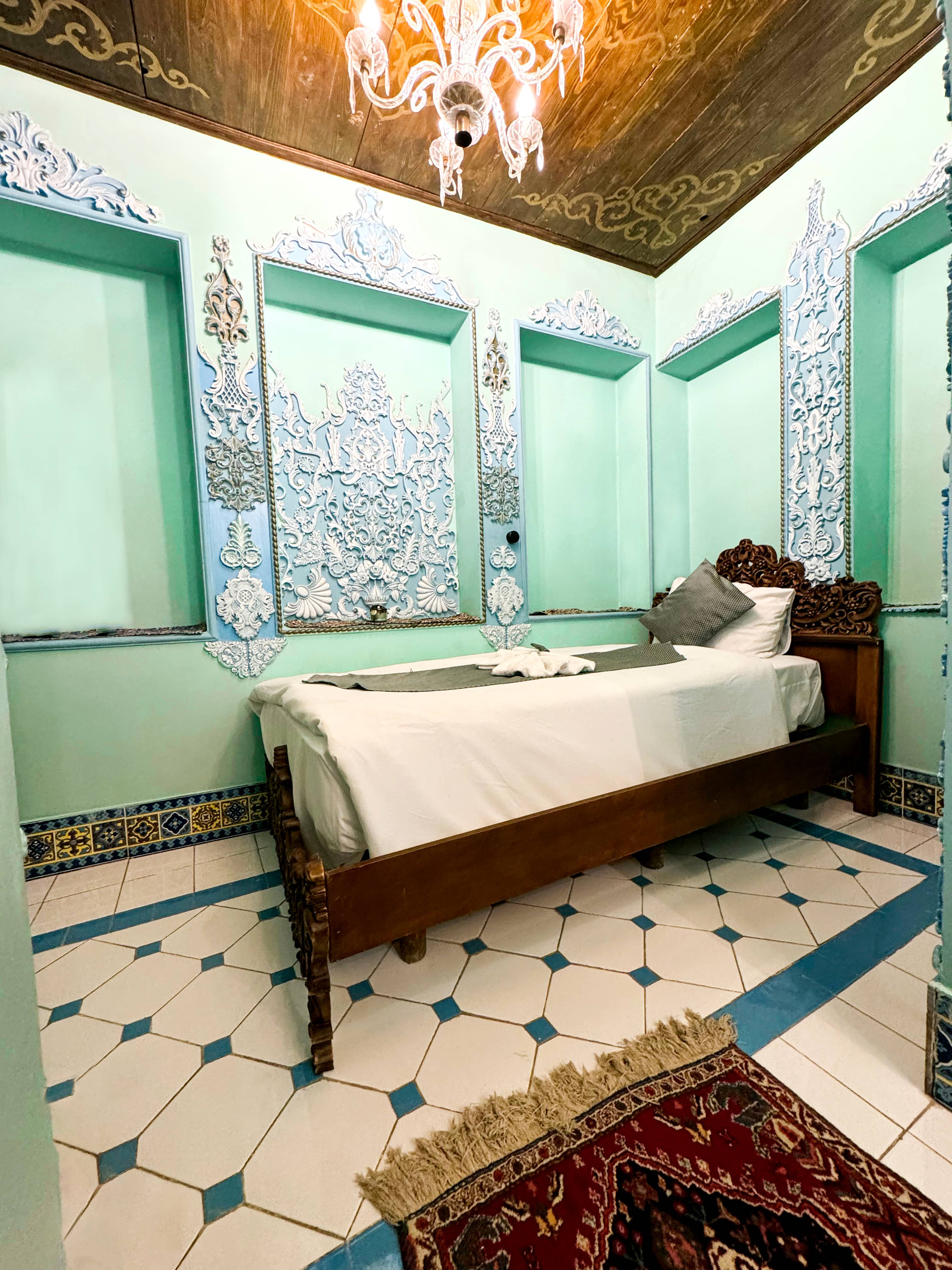 اجاره اتاق سنتی در 9 دی شیراز - گوشواره چپ