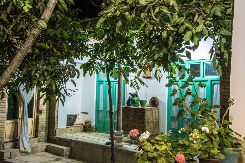 اجاره اقامتگاه بومگردی در بویین میان دشت اصفهان - پونستان