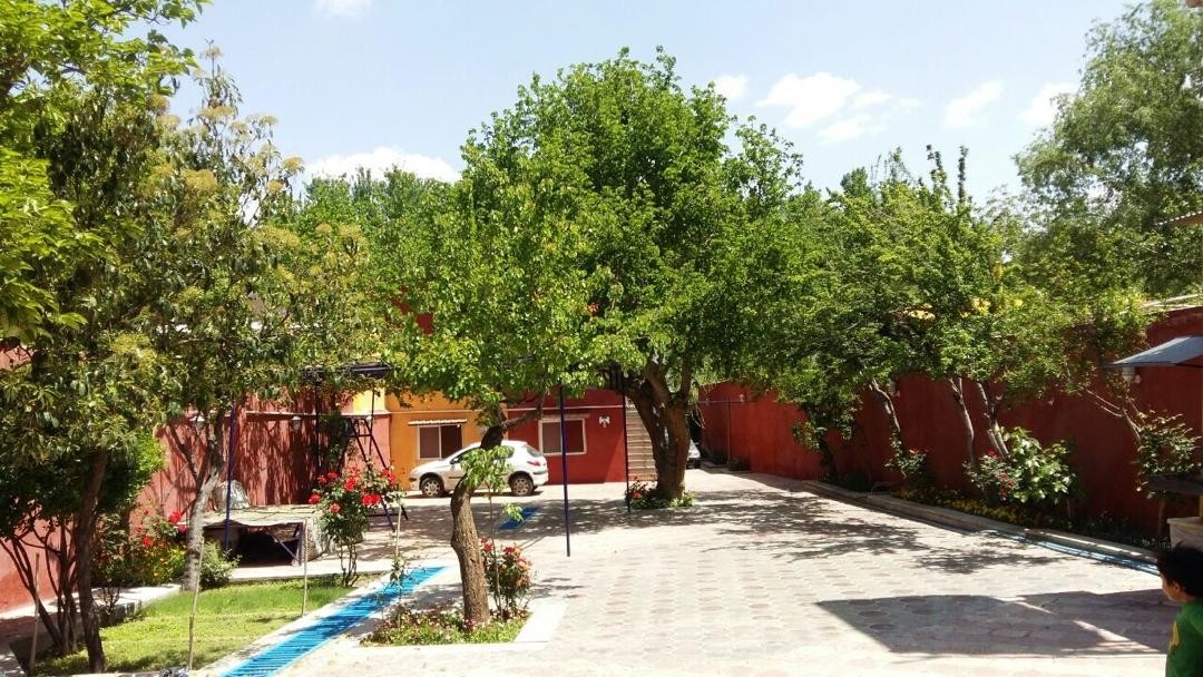 اجاره ویلا استخردار کنار رودخانه در اردل باغ بهادران