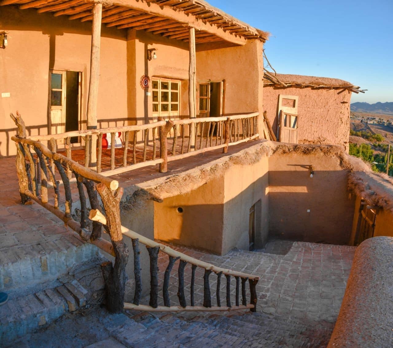 اجاره اقامتگاه بومگردی در ایور کاشمر