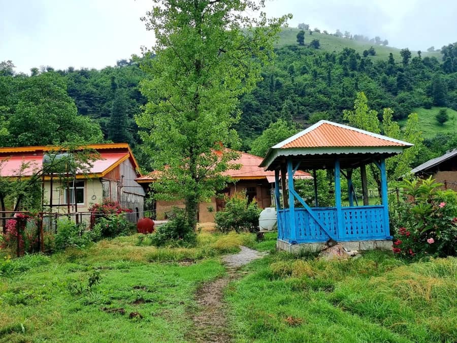 کلبه سنتی جنگلی در استخرگاه توتکابن نمای کلبه همراه با آلاچیق