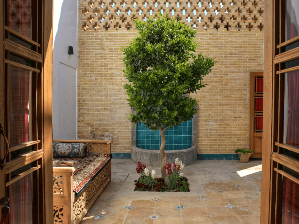حیاط اتاق وی آی پی