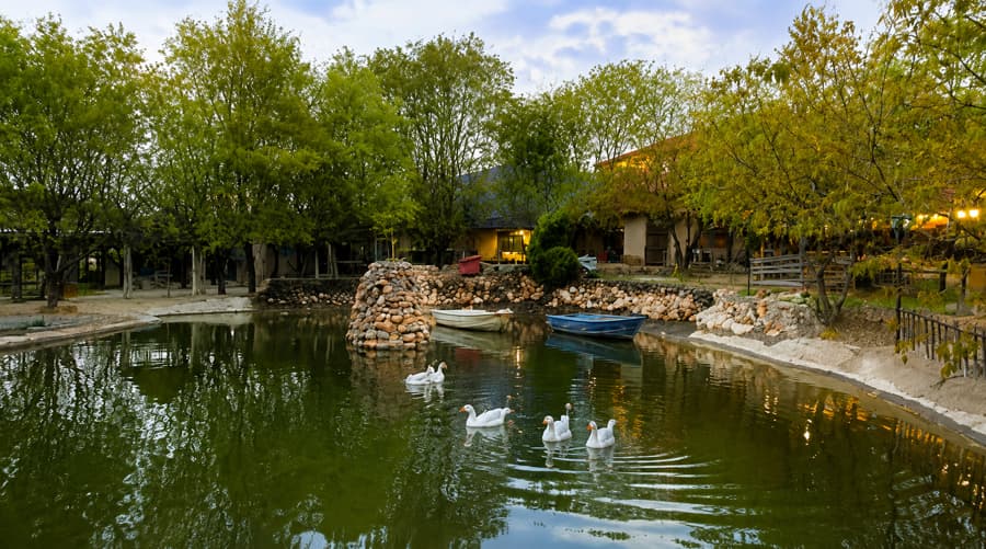 کلبه چوبی در روستای خوشمکان سپیدان