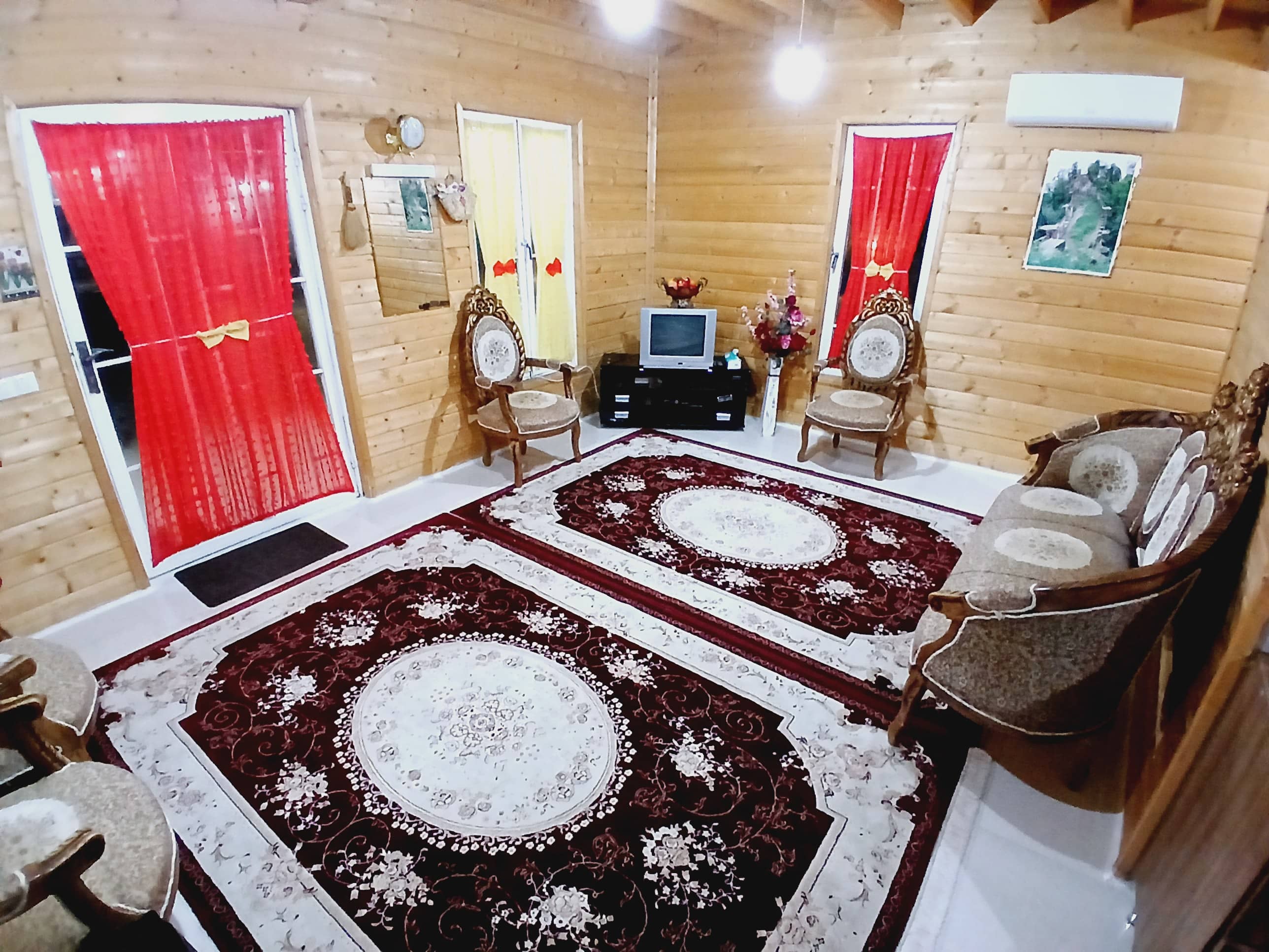 کلبه چوبی دوبلکس در روستا رودکنار پره سر نمای کلبه