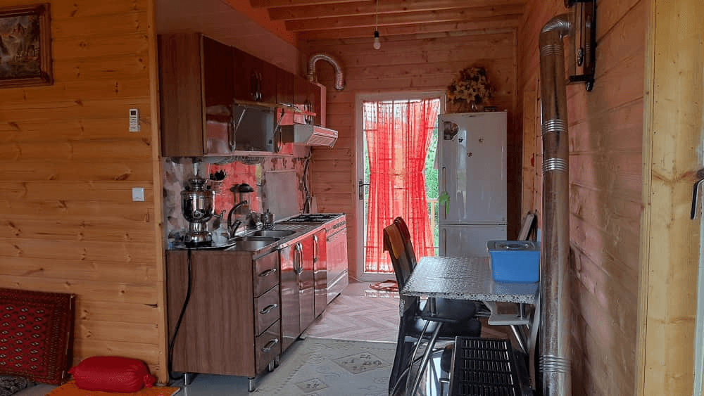 کلبه چوبی دوبلکس در روستا رودکنار پره سر نمای کلبه