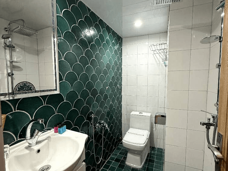 سرویس بهداشتی فرنگی و حمام در اتاق