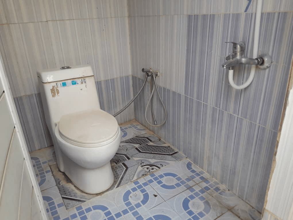 سرویس بهداشتی فرنگی و حمام مشترک در حیاط